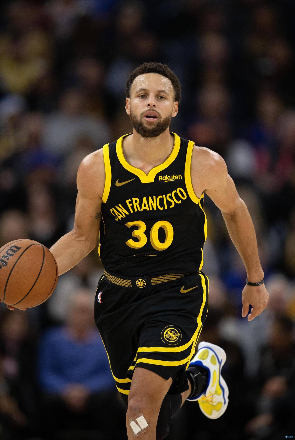 郭艾伦斩获MVP，终于圆梦，球迷释然