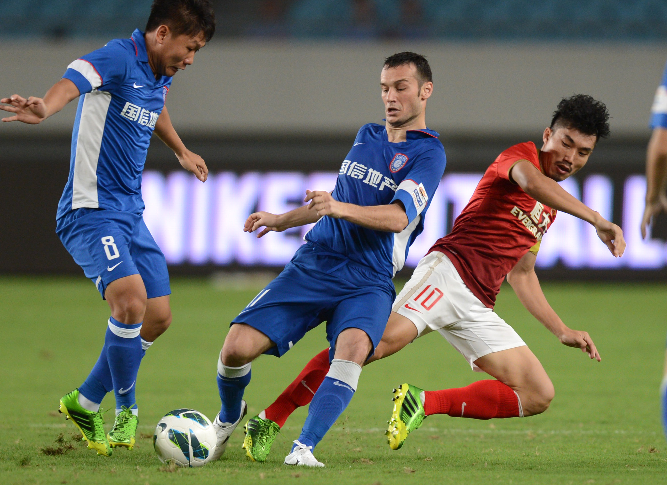 [流言板]阿门从身后凶狠锁喉字母哥将其拉倒，二级恶意直接遭驱逐39亮2905回复