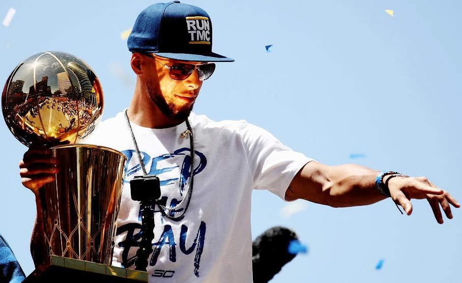 教练再烂都不是小杨打得这么低效的借口，夸梅布朗、米利西奇、多特奥等在NCAA、欧洲联赛都是无敌存在，最后轻易被NBA淘汰，结论就是不适应NBA，谁会把锅扔到教练身上？？